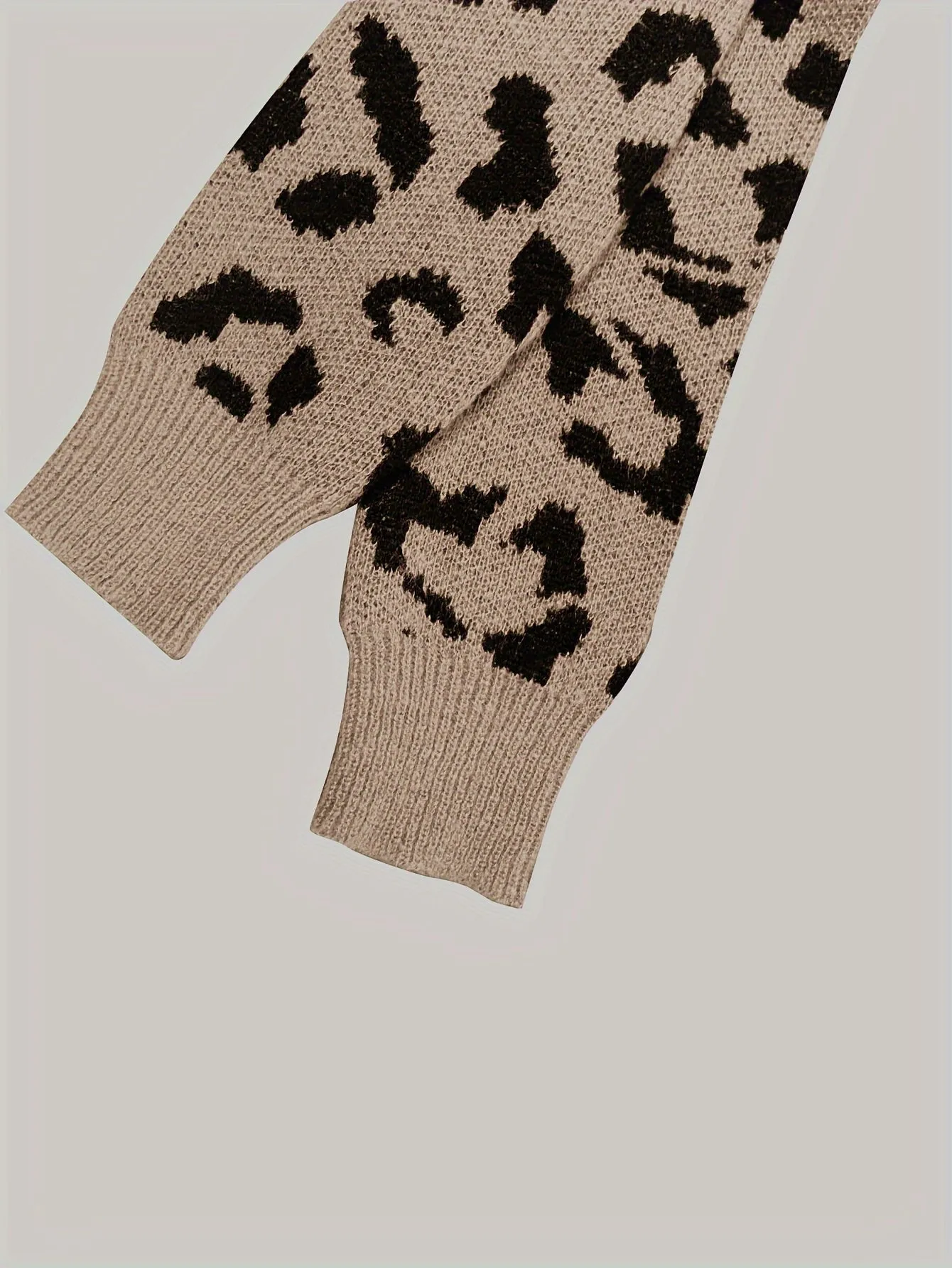 Arianna – Women’s Leopard Print Crewneck Sweater